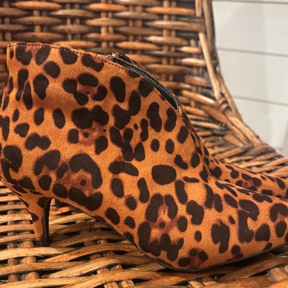 Allegra K Chic Leopard Pointy Toe Kitten Heels in size. Only worn a few times ! - Picture 2 of 10